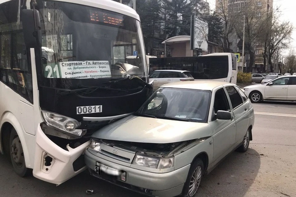 Авария произошла днем на улице Черепахина. Фото: управление по делам ГО и ЧС Ростова-на-Дону