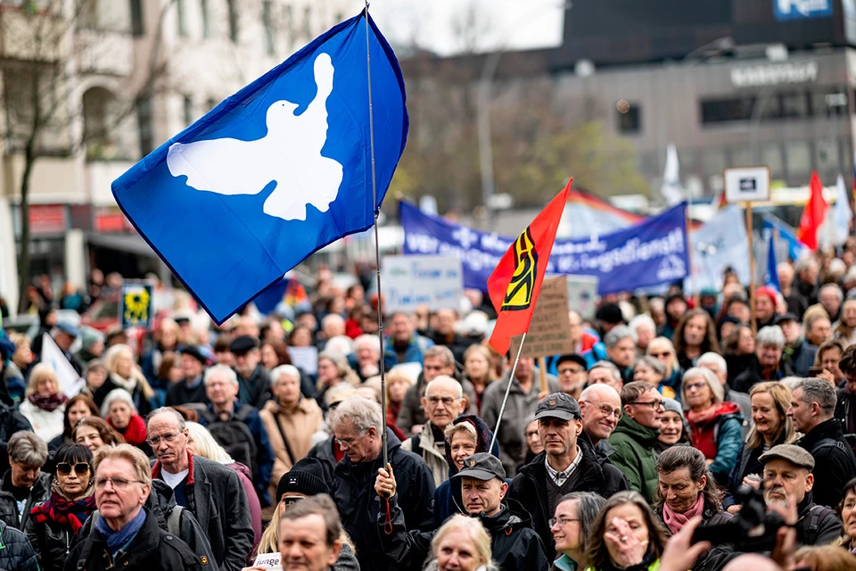 Пасхальный марш против поставок оружия на Украину собрал в Берлине тысячи демонстрантов