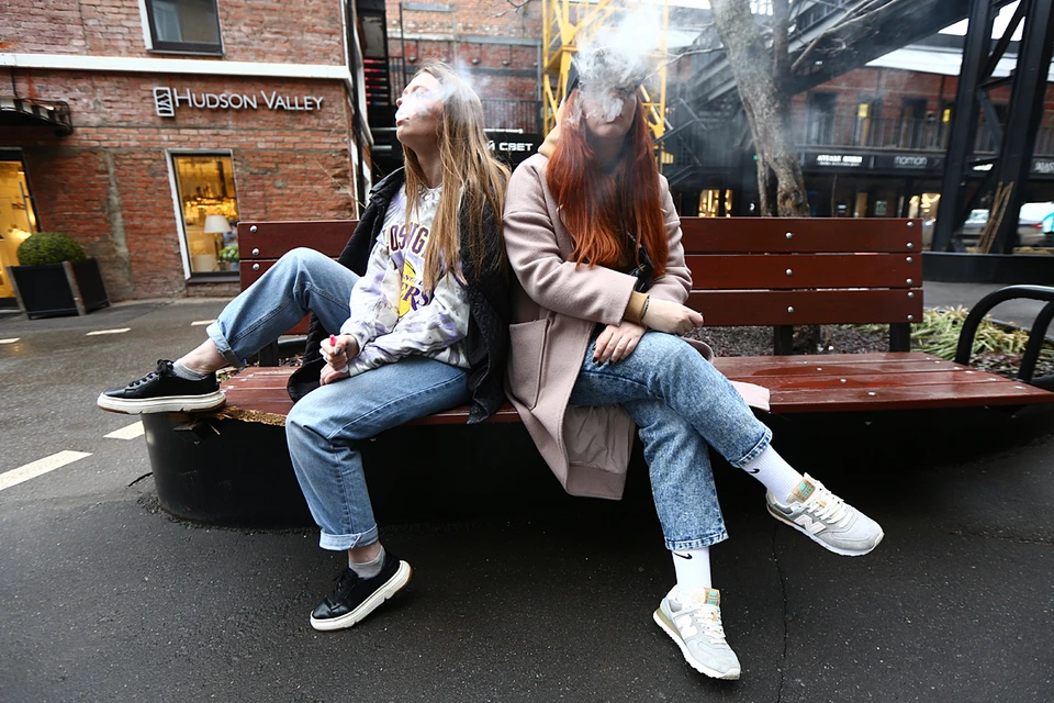 Баловство электронными сигаретами может привести к тому, что дальше подростку станет интересно попробовать и другие способы курения