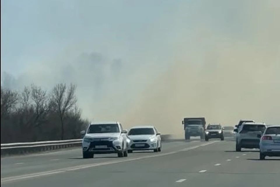 Небо затянуло густым дымом. Фото: стоп-кадр с видео