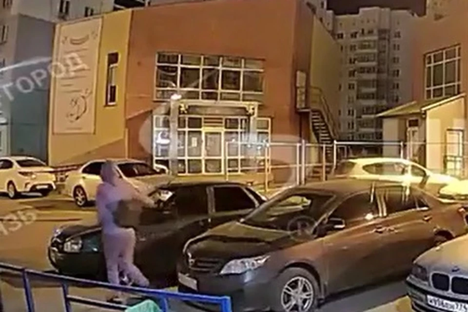 Девушка вылила ведро краски на стоящие во дворе автомобили
