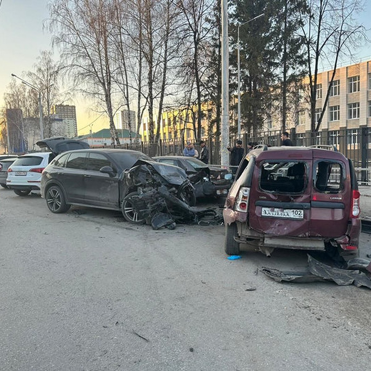 В Уфе водитель Lada Largus устроил на Галле массовое ДТП с пятью машинами и  угодил в больницу - KP.RU