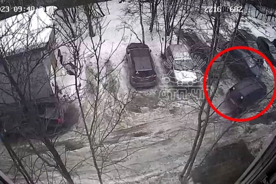 Водитель ехал по двору зигзагами и не смог разминуться с припаркованной машиной. Фото: vk.com/murmansk_dtp