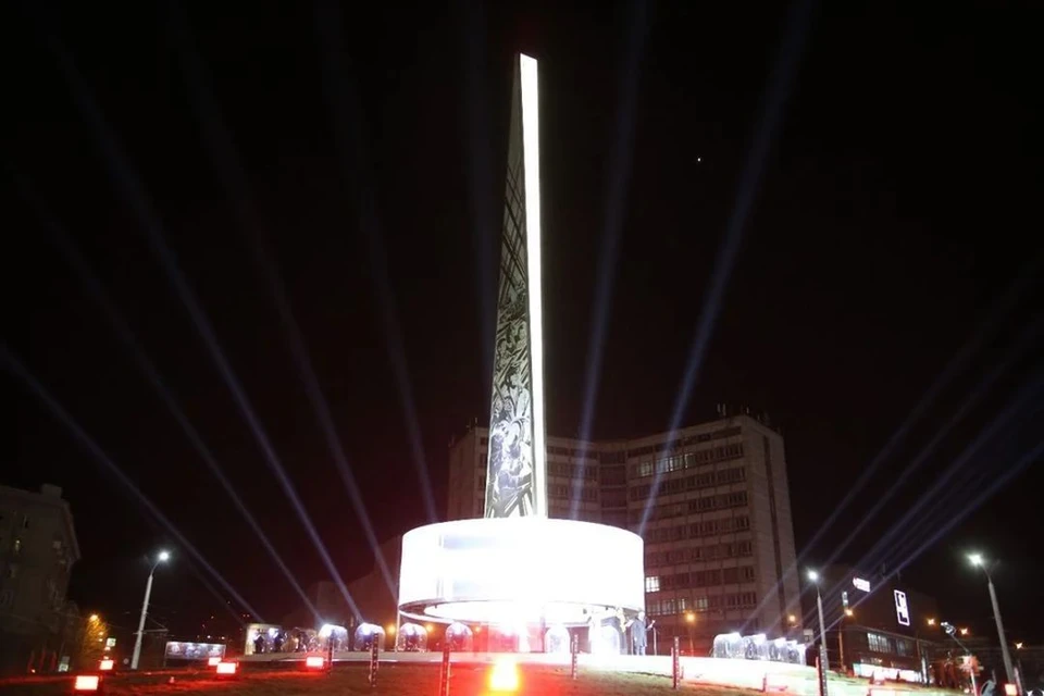 В 2023 году торжественные мероприятия планируют организовать у стелы «Город трудовой доблести». Фото: мэрия Новосибирска