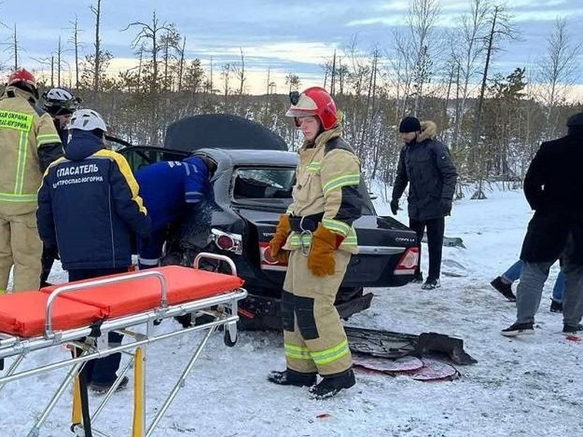 В Югре спасателям пришлось вытаскивать пострадавших из покореженной машины  - KP.RU