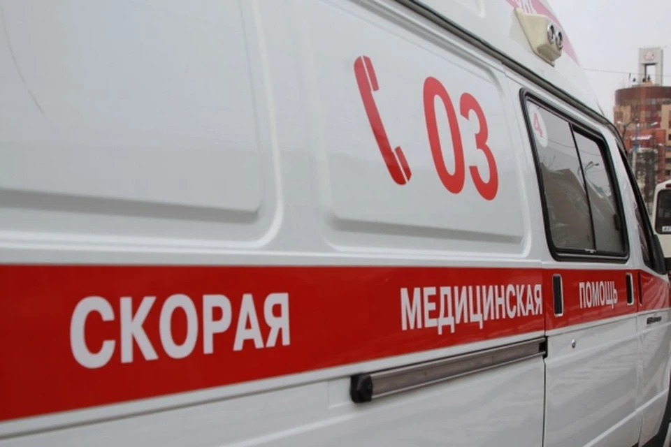 Девушка целилась в шею, но попала в руку.
