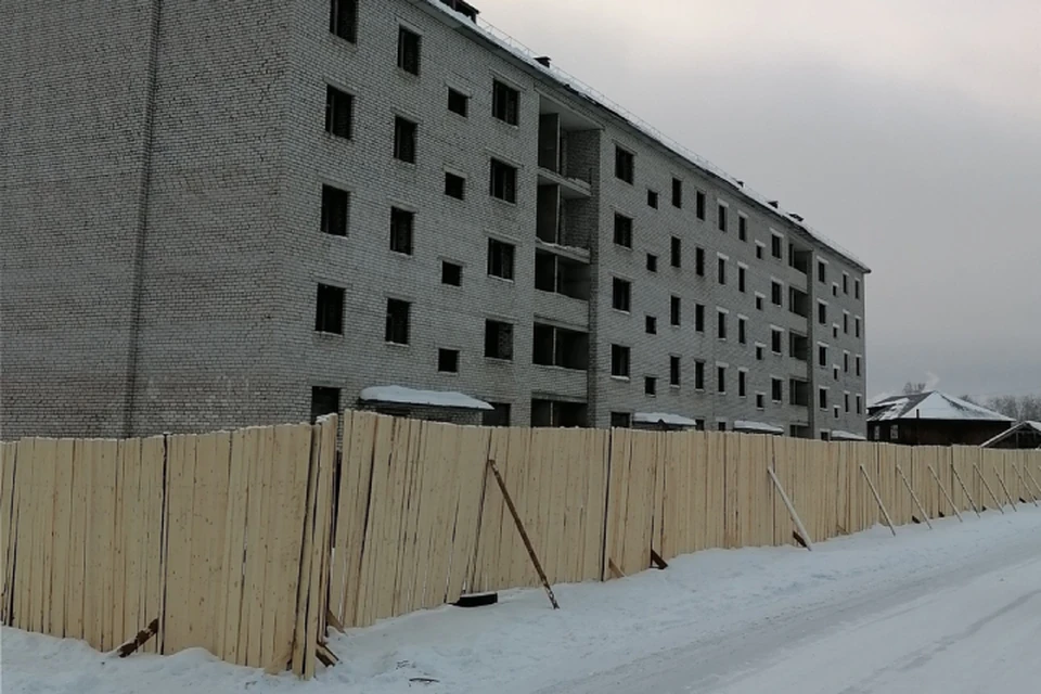 Не огражденная территория создавала опасность для жизни и здоровья людей. ФОТО: Прокуратура Кировской области
