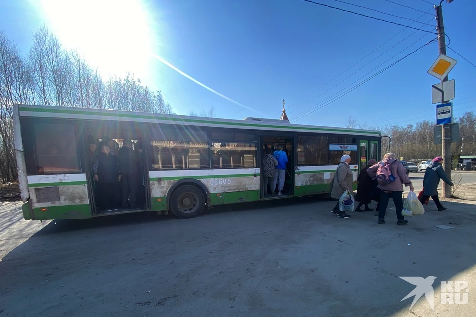Автобус №2 с трудом вмещает всех желающих доехать до рязанских кладбищ.