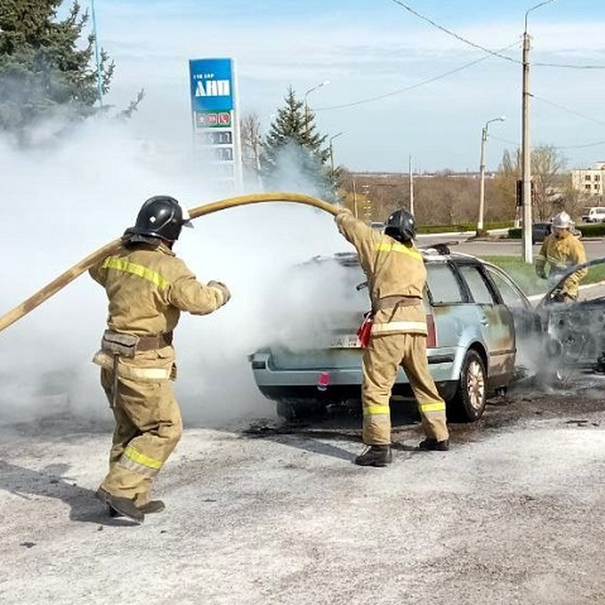 В Алчевске на автозаправочной станции загорелся автомобиль с газовым  баллоном внутри - KP.RU