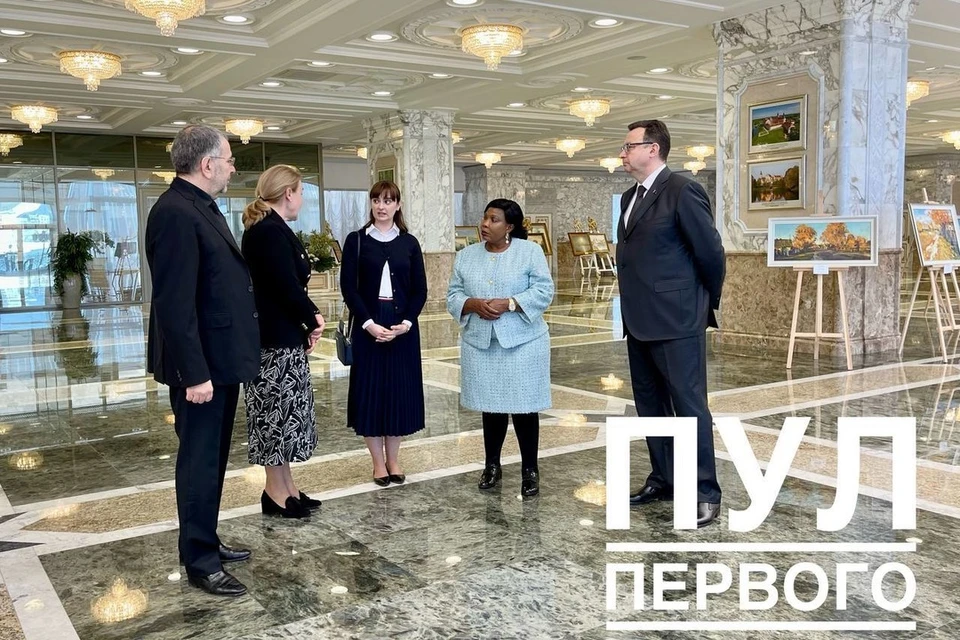 Лукашенко по Дворце Независимости проводит встречу с первой леди Зимбабве Оксилией Мнангагвой. Фото: телеграм-канал «Пул Первого»
