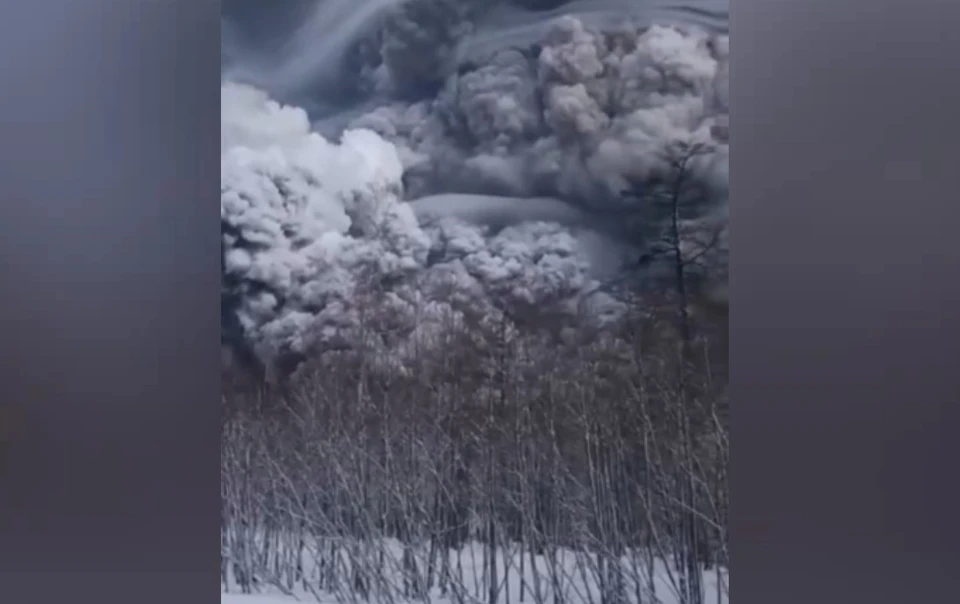 Вулкан Шевелуч выбросил огромный столб пепла 11 апреля 2023 года Фото: кадр из видео