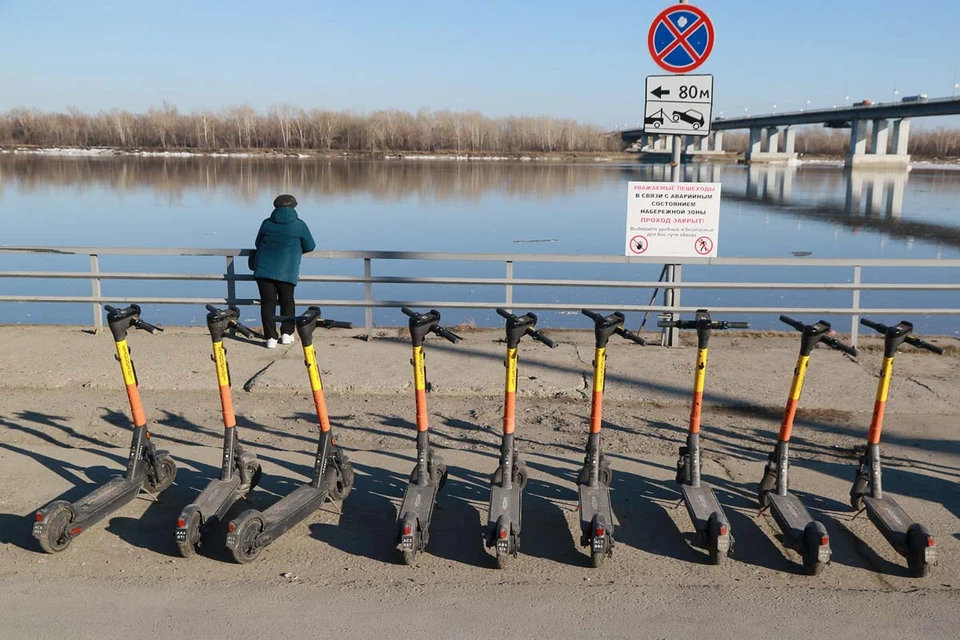 В Барнауле все больше людей ездят на самокатах