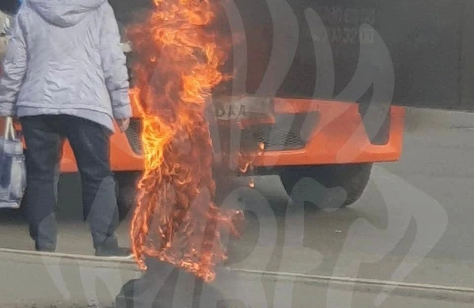 В Туле возле Городского концертного зала загорелся рекламный щит