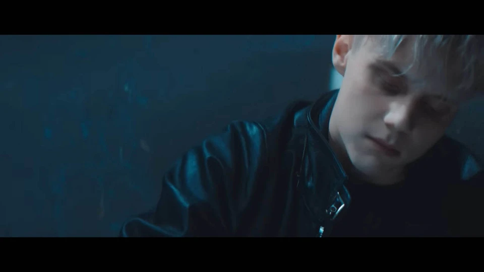 Кадр из клипа на песню "Параноик"