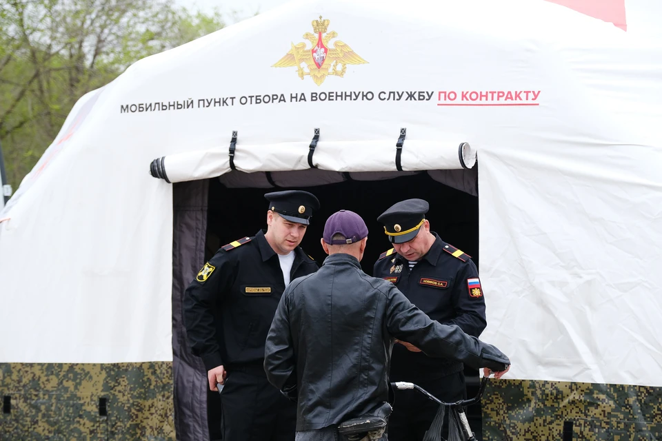 Пункт агитации на службу по контракту в рабочем посёлке Красные Баррикады
