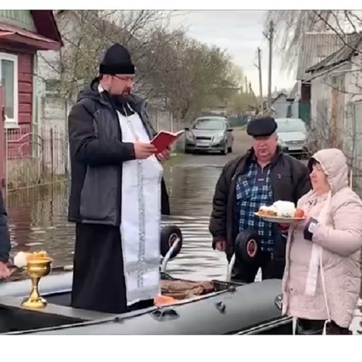 В подтопленном паводком Гомеле пасхальные куличи священник освящал прямо с  лодки - KP.RU