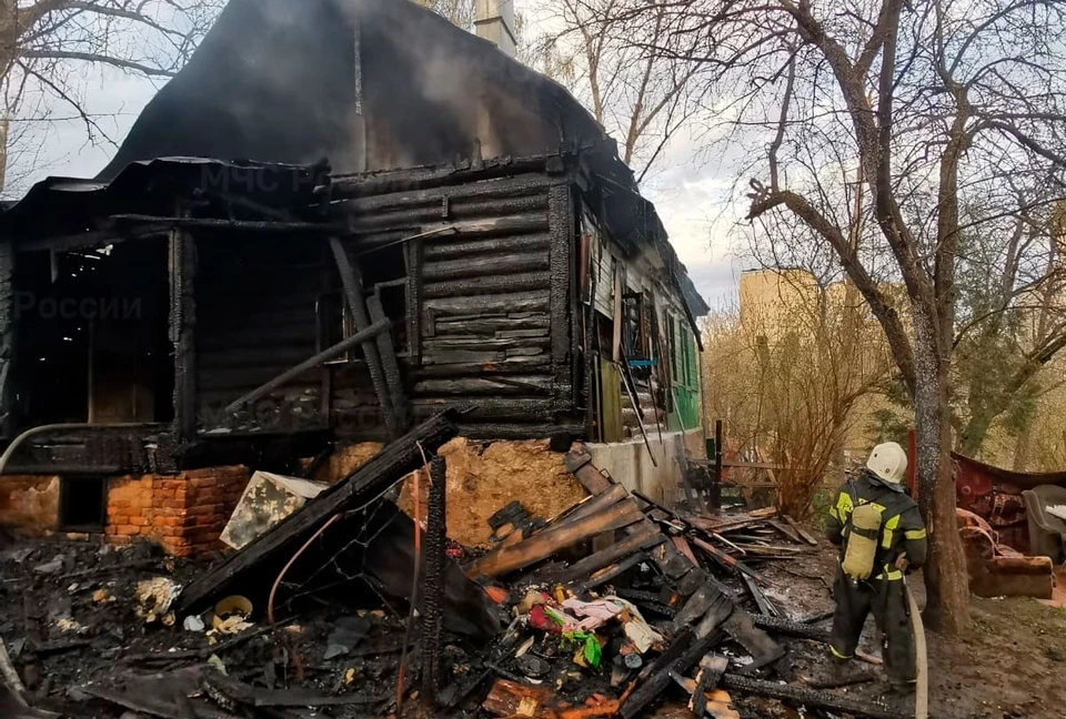 Огонь практически полностью охватил жилое строение.