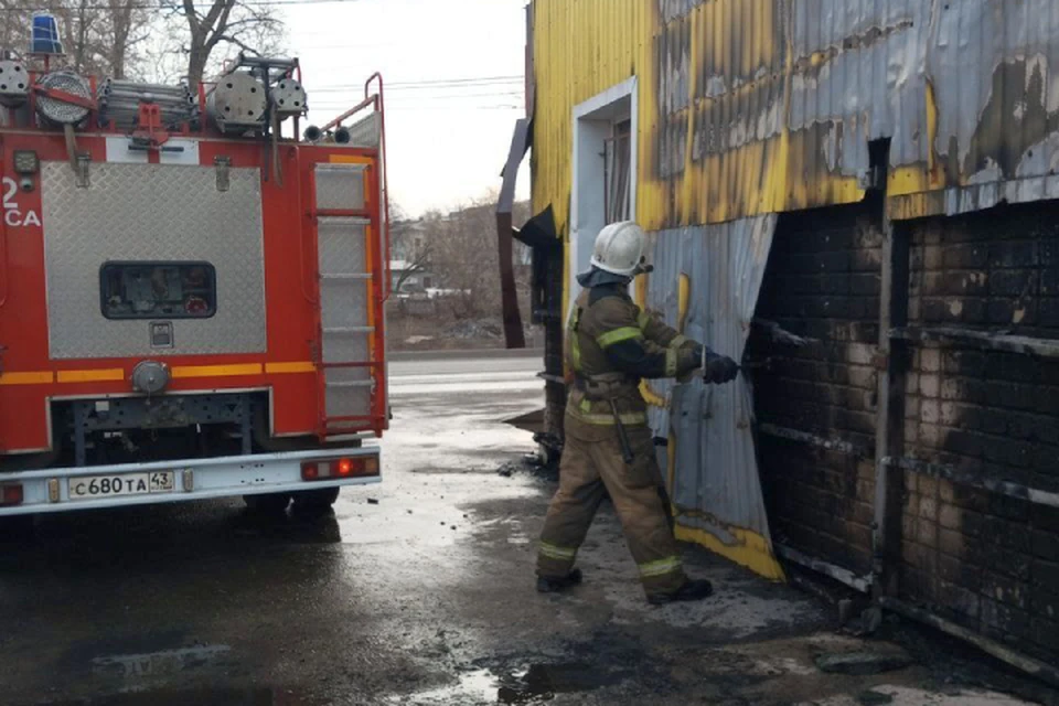 На месте работали четыре пожарных расчета. Фото: ГУ МЧС по Кировской области