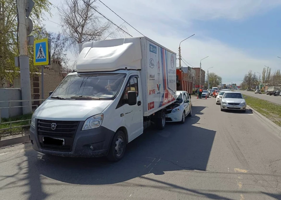 Легковушку буквально зажало между двумя грузовиками. Фото: УГИБДД по Ростовской области