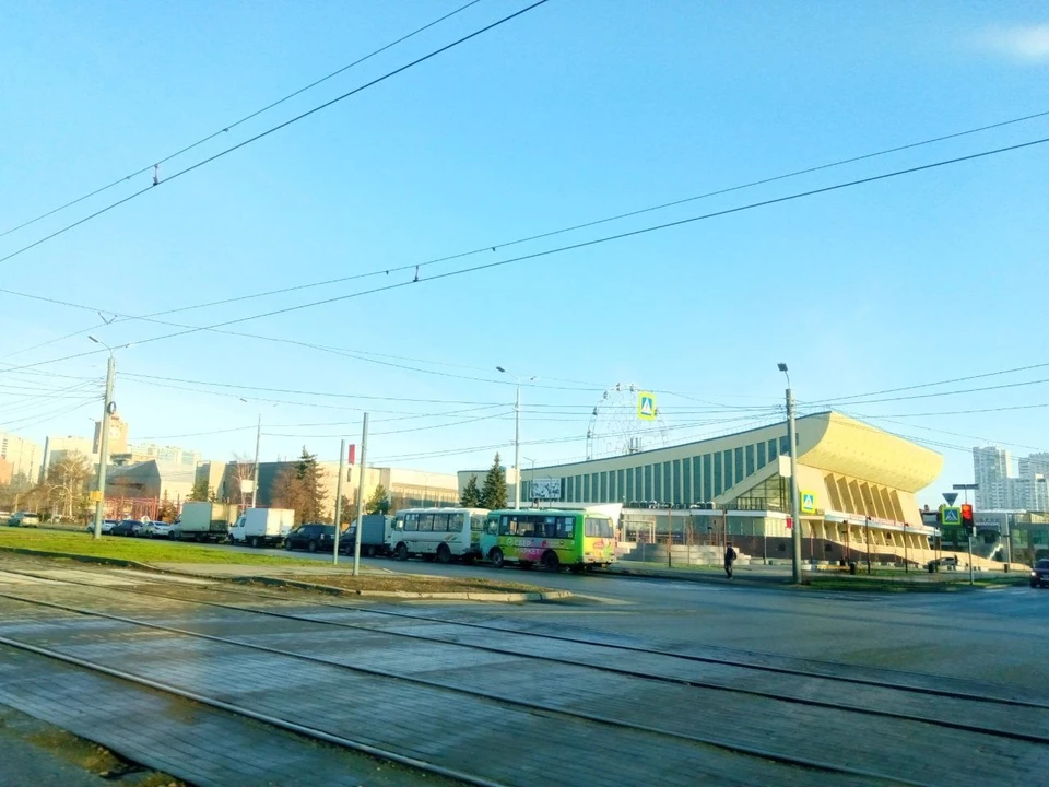 На остановках автобусов не было, зато они появились на парковках вокруг мечетей. Фото: читатель КП-Челябинск