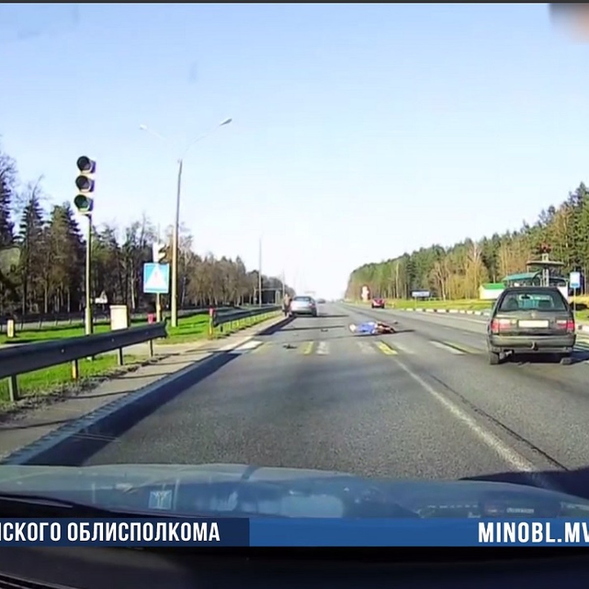 Появилось видео ДТП на скоростной трассе под Минском, где 34-летний  водитель сбил мужчину и женщину - KP.RU