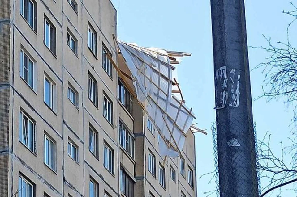 Прокуратура начала проверку после обрушения крыши с жилого дома в Петербурге
