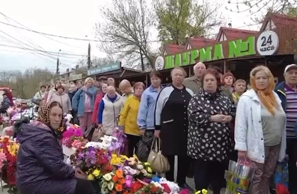 Жители смогут сегодня доехать до кладбищ на автобусах до 16:00. Фото: скриншот с видео