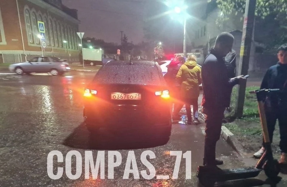 В Туле на улице Мезенцева автомобиль Hyundai сбил человека на электронном самокате