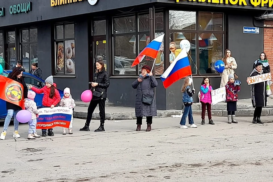 Женщина не сдержала слез и встречала бойцов вместе с их родными. Фото: предоставлено героиней публикации.