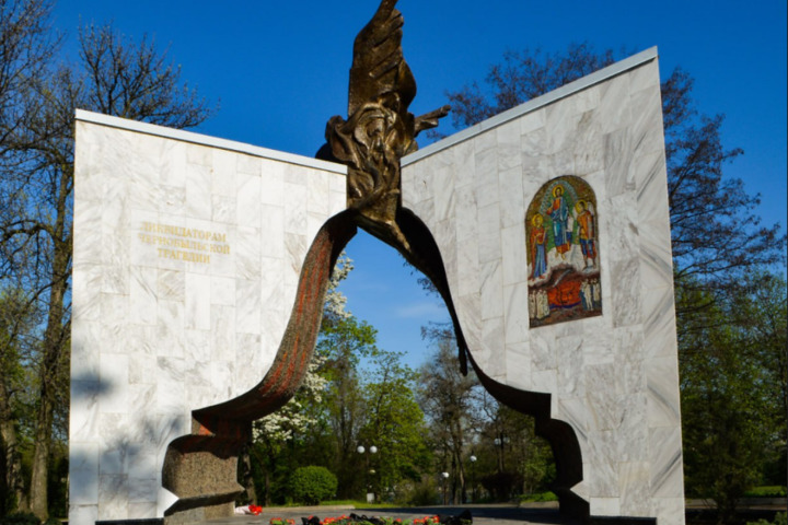 Возложением цветов у столичного мемориала в сквере «Чернобыльский» в центре Донецка почтили память ликвидаторов аварии. Фото: ТГ/Кулемзин