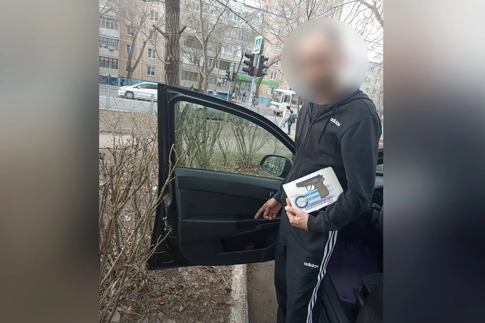 Подозреваемый выстрелил из пневматики в сторону камеры фото-видеофиксации, но попал в стоящий рядом автомобиль.