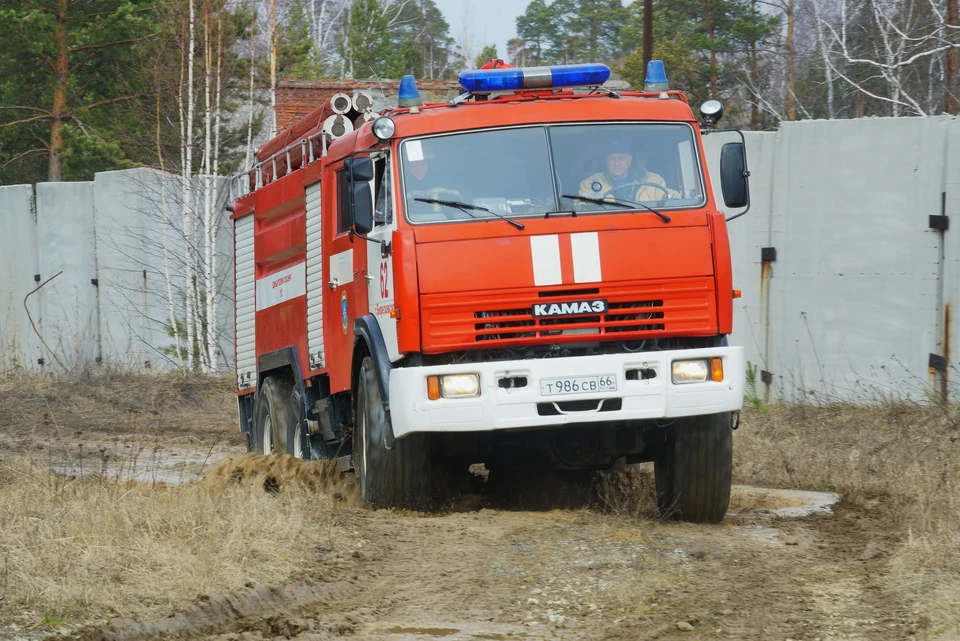 На место прибыли четыре пожарные машины
