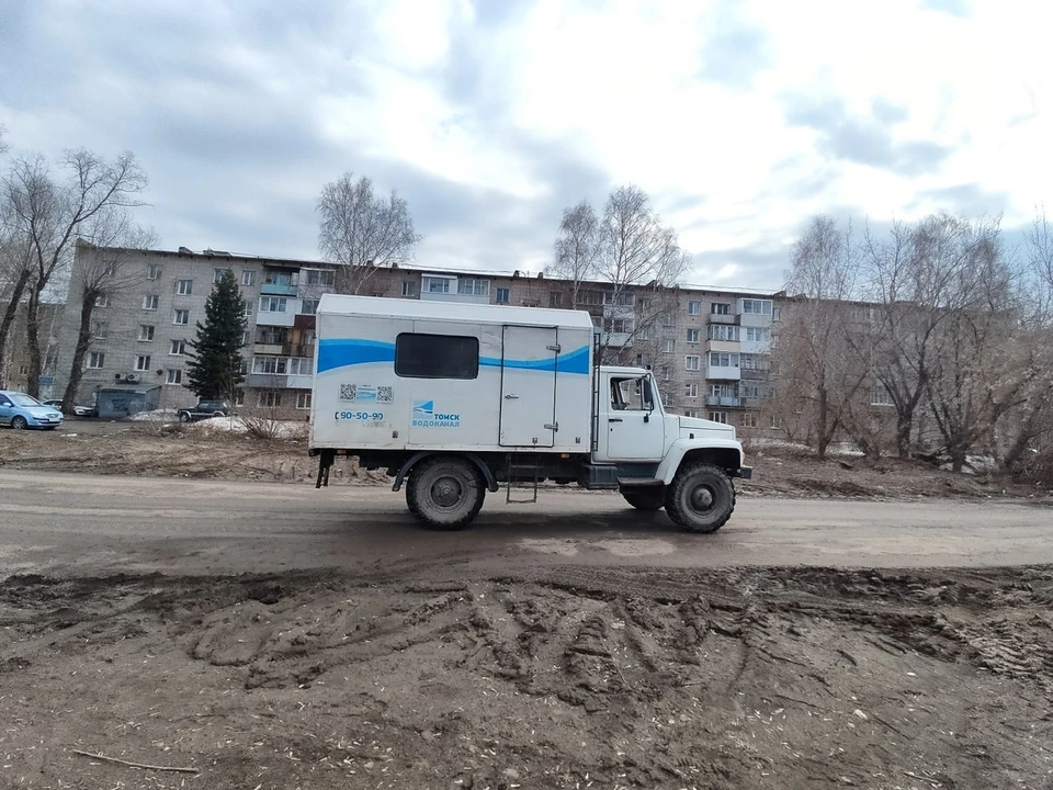 Бригады «Водоканала» работают над устранением повреждения. Фото: Анна Ковалева