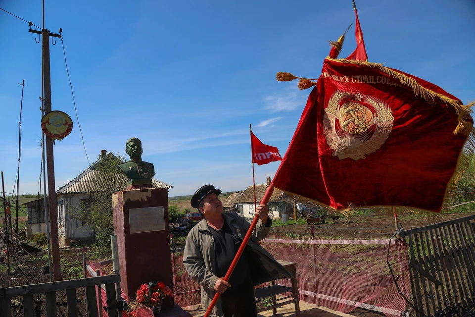 Житель Амвросиевского района установил на территории своего домовладения памятник Иосифу Сталину