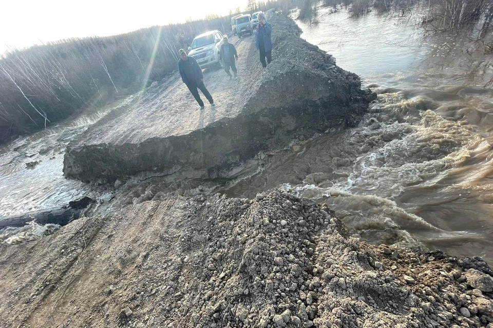 Талые воды разрушили автодорогу в Таатинском районе Якутии. Фото: Управление автодорог Якутии