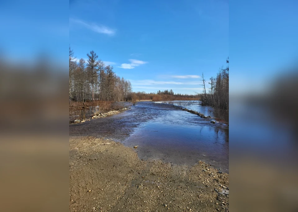 Грунтовые дороги в Тындинском округе пытаются спасти. Фото: Амурский минтранс