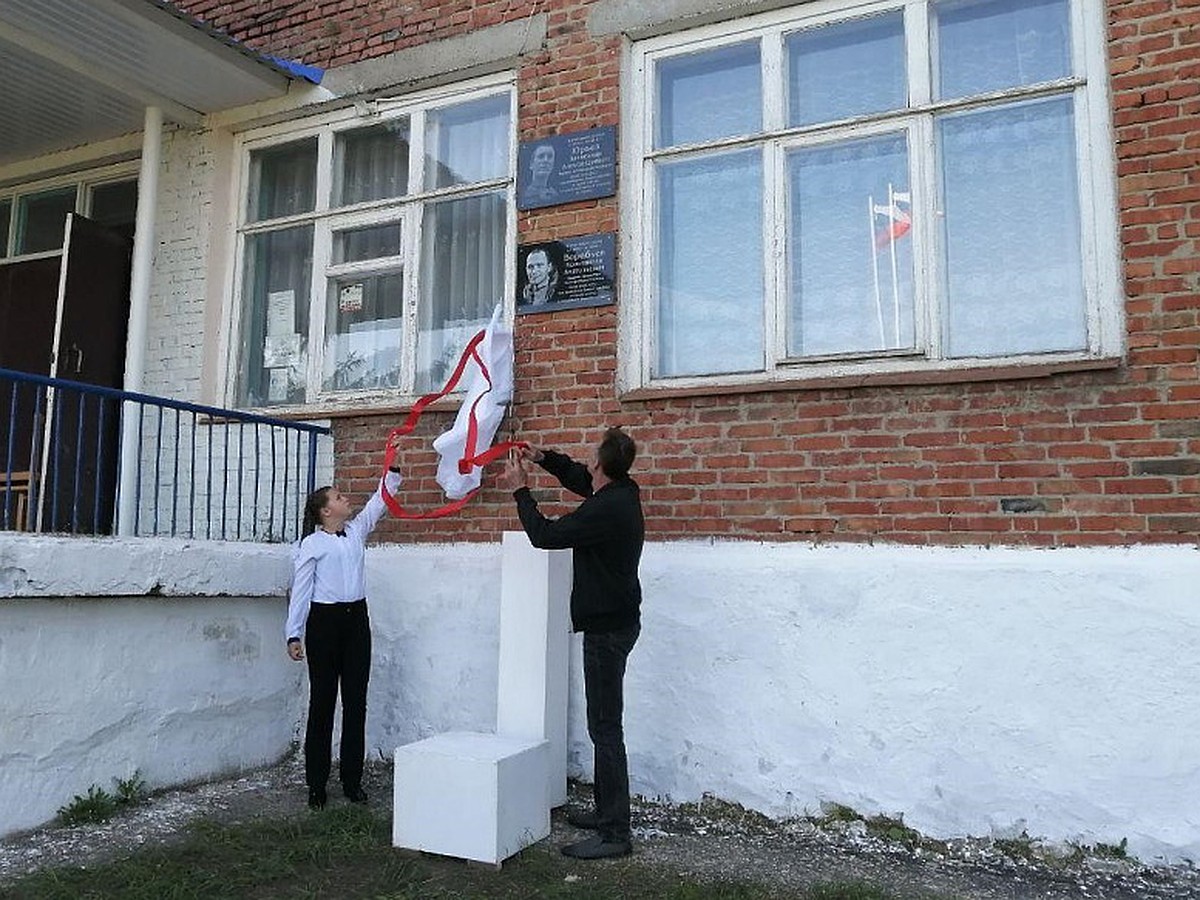 В Базарно-Карабулакском районе увековечили память погибшего в спецоперации  бойца - KP.RU