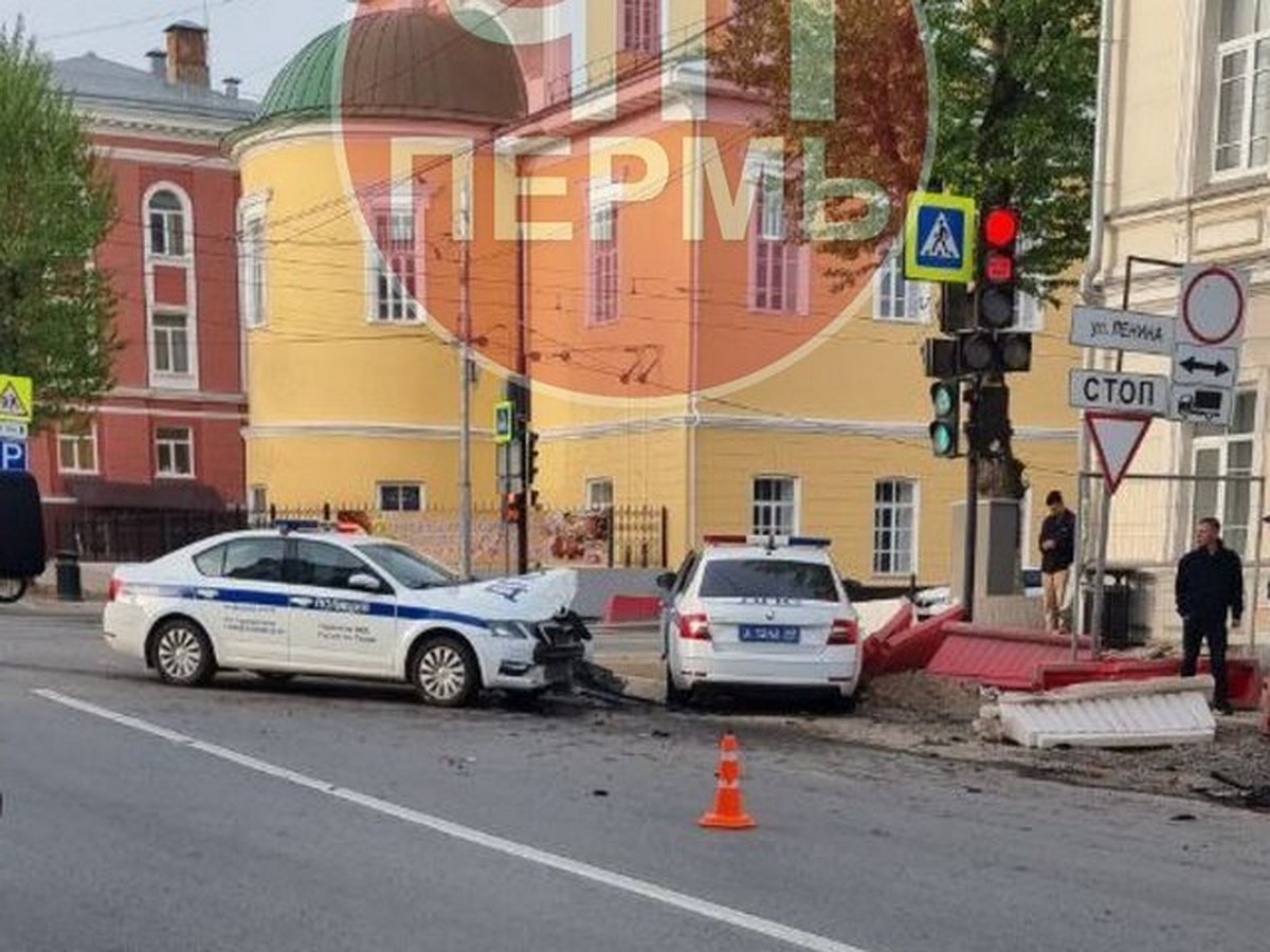 В ДТП в центре Перми столкнулись две патрульные машины и Lada Granta - KP.RU