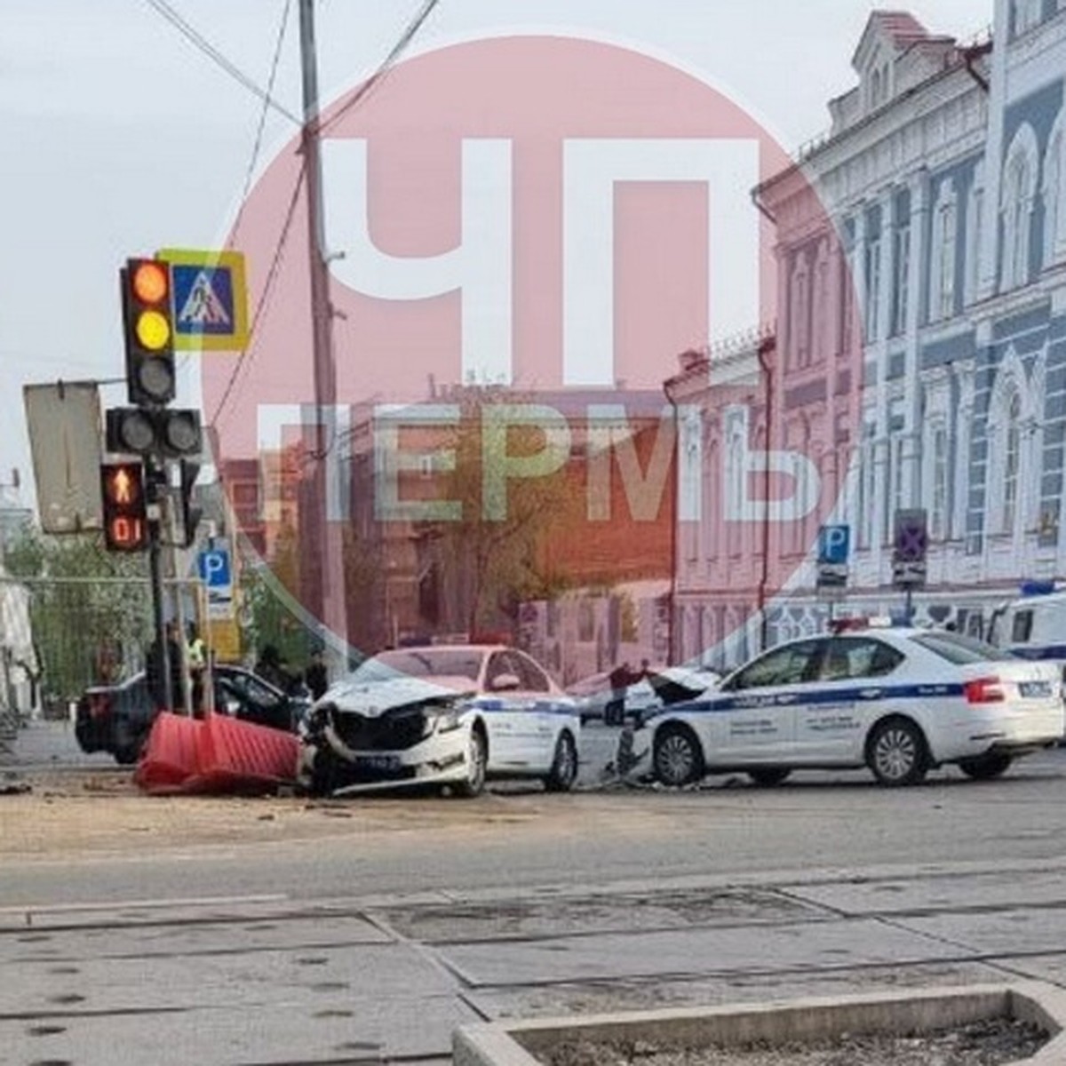 В полиции рассказали об аварии с двумя машинами ДПС и Lada в центре Перми -  KP.RU