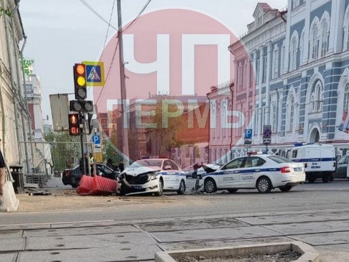 В полиции рассказали об аварии с двумя машинами ДПС и Lada в центре Перми -  KP.RU