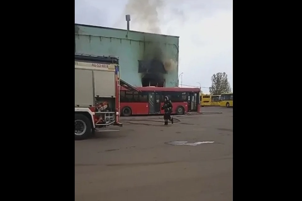 В Ярославле 7 мая произошел пожар на территории ПАТП-1. ФОТО: группа "ПАТП-1 Ярославль" ВКонтакте