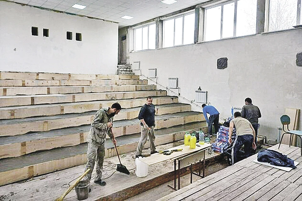 Строители из Брянска помогают жителям Брянки в ЛНР.