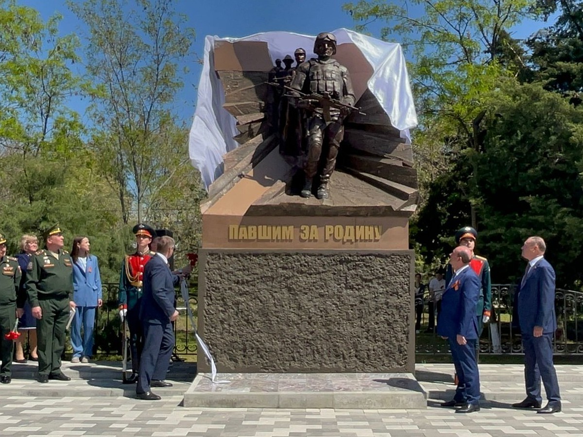 Папочка, нас здесь много, все мы защитники»: участники СВО и их семьи  посетили открытие памятника «Павшим за Родину» - KP.RU