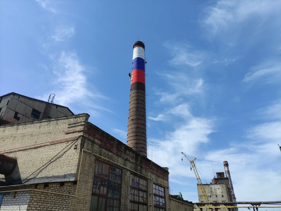 Вместо украниского флага на трубу нанесли 12-метровый российский триколор. Фото: Луганское региональное отделение "Единой России".