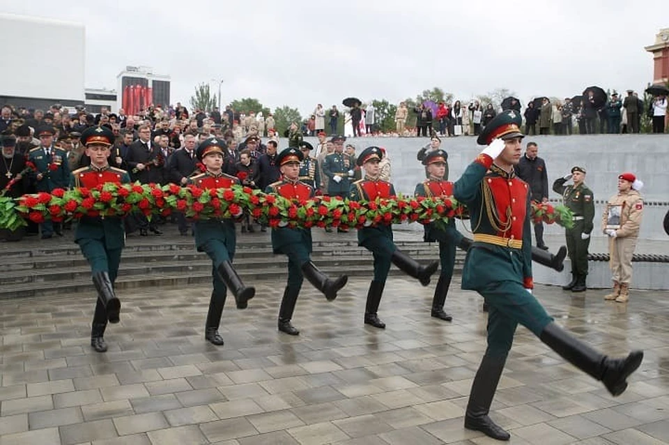 Возложение гирлянды к памятнику как правильно