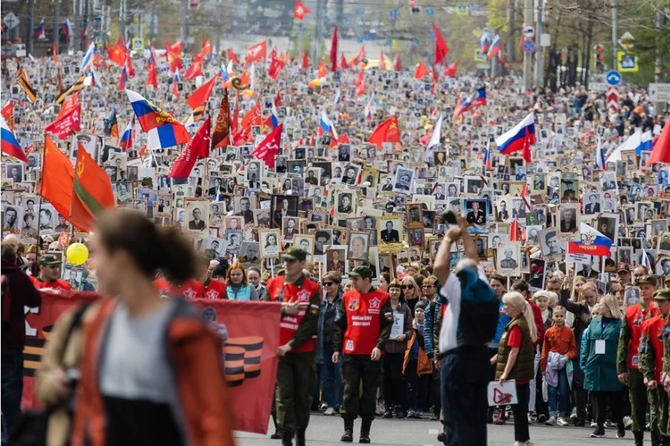Полиция Парижа разогнала толпу провокаторов, которые пытались помешать акции «Бессмертный полк»