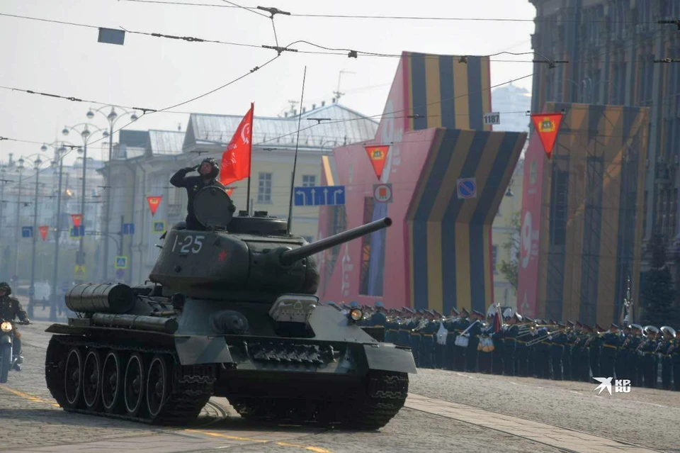 Возглавлял механизированную колонну легендарный танк Т-34