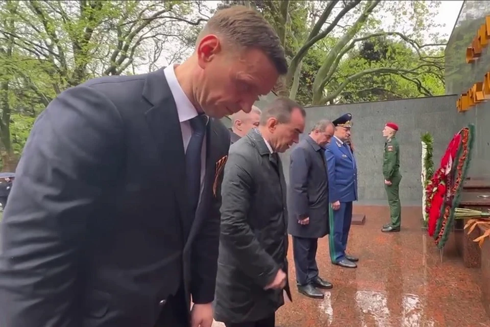 Глава региона возложил цветы на Площади Героев в Новороссийске.