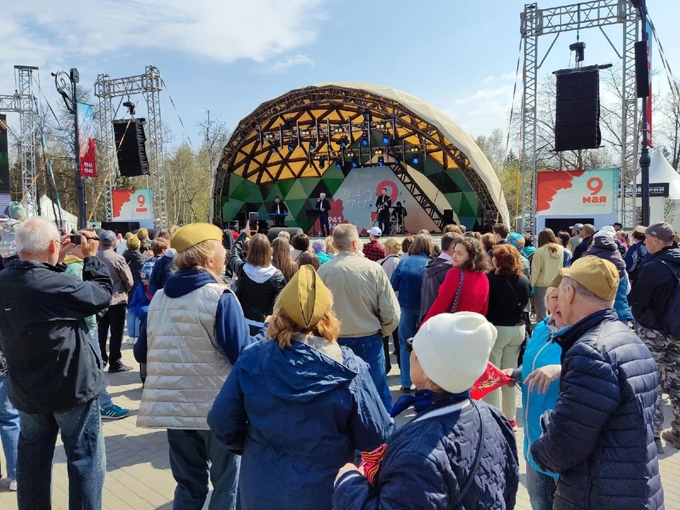 Томичи отмечают День Победы на Новособорной площади.