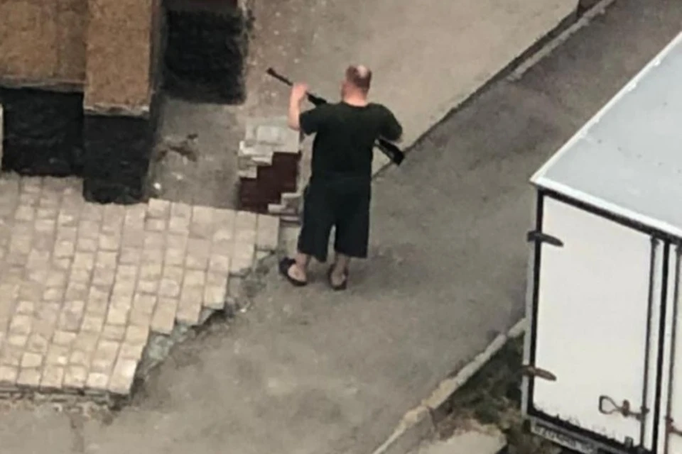 Двое мужчин устроили стрельбу на улице в Новосибирске. Фото: Сибкрай.ru / предоставлено местной жительницей.
